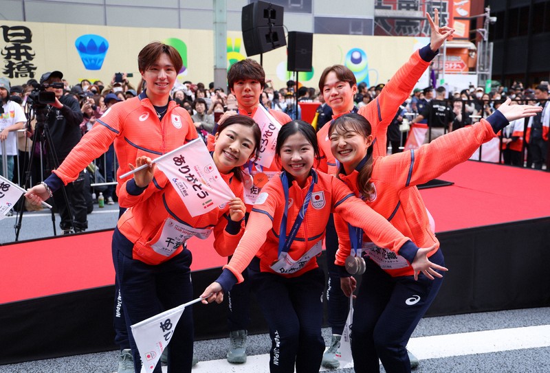 日本橋をパレードするフィギュアスケートの（手前左から）千葉百音さん、中井亜美さん、坂本花織さん、（後列左から）三浦佳生さん、佐藤駿さん、鍵山優真さん＝東京都中央区で2026年4月25日午前10時24分、猪飼健史撮影