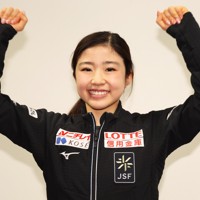 女子フリーから一夜明け、ポーズを取る千葉百音＝プラハ・O2アリーナで2026年3月28日、滝川大貴撮影