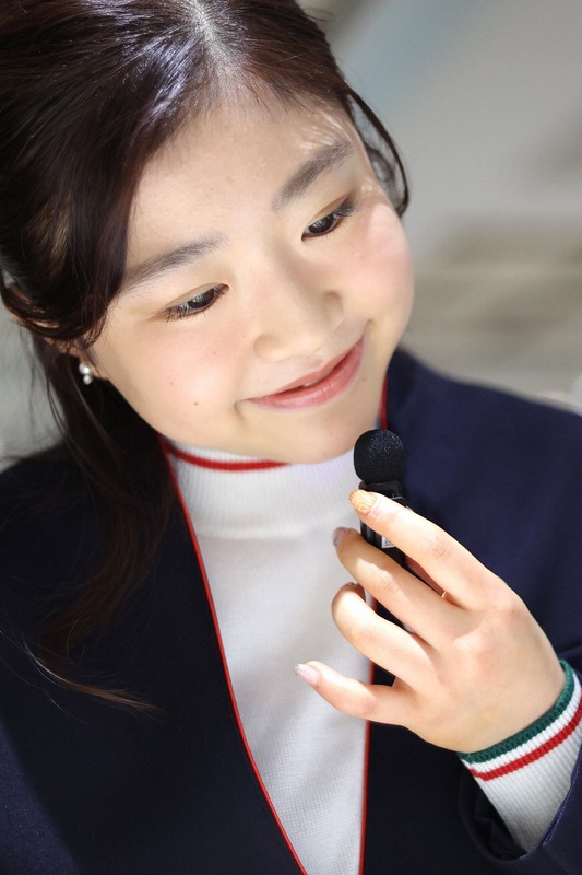ポッドキャストの収録に臨むフィギュアスケートの千葉百音選手＝東京都港区で2026年4月22日、中川祐一撮影