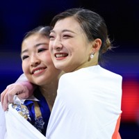 女子で優勝し、2位の千葉百音（左）と抱き合い涙を流しながら笑顔を見せる坂本花織＝プラハ・O2アリーナで2026年3月27日、滝川大貴撮影