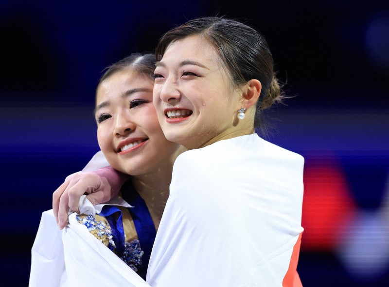 女子で優勝し、2位の千葉百音（左）と抱き合い涙を流しながら笑顔を見せる坂本花織＝プラハ・O2アリーナで2026年3月27日、滝川大貴撮影