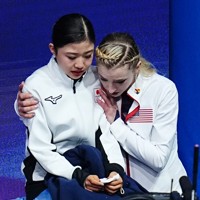 中井亜美の女子フリーの演技後、涙を流す千葉百音（左）に寄り添う米国のアンバー・グレン＝ミラノ・アイススケートアリーナで2026年2月19日、貝塚太一撮影