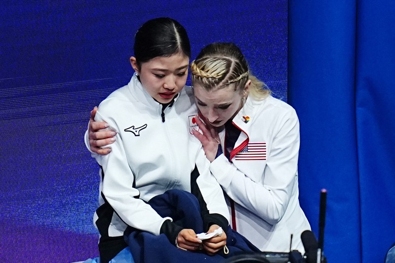 中井亜美の女子フリーの演技後、涙を流す千葉百音（左）に寄り添う米国のアンバー・グレン＝ミラノ・アイススケートアリーナで2026年2月19日、貝塚太一撮影