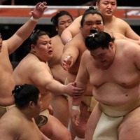 大相撲夏場所・横綱審議委員会による稽古総見 [写真特集1/11] | 毎日新聞