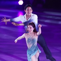 アイスショー「ブルーム・オン・アイス」で演技する三浦璃来さん、木原龍一さん組＝兵庫県尼崎市の尼崎スポーツの森で2026年5月1日、前田梨里子撮影