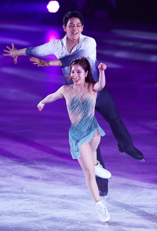 アイスショー「ブルーム・オン・アイス」で演技する三浦璃来さん、木原龍一さん組＝兵庫県尼崎市の尼崎スポーツの森で2026年5月1日、前田梨里子撮影