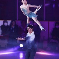 アイスショー「ブルーム・オン・アイス」で演技する三浦璃来さん、木原龍一さん組＝兵庫県尼崎市の尼崎スポーツの森で2026年5月1日、前田梨里子撮影