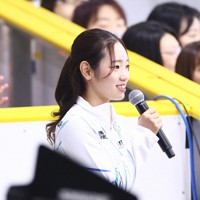 アイスショー「ブルーム・オン・アイス」であいさつする長岡柚奈＝兵庫県尼崎市の尼崎スポーツの森で2026年5月1日、前田梨里子撮影