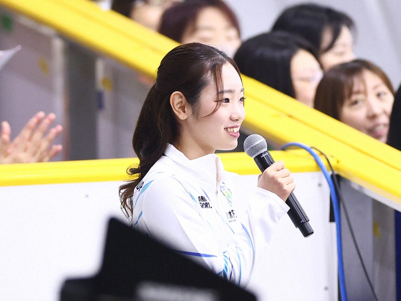 アイスショー「ブルーム・オン・アイス」であいさつする長岡柚奈＝兵庫県尼崎市の尼崎スポーツの森で2026年5月1日、前田梨里子撮影
