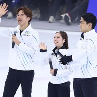 アイスショー「ブルーム・オン・アイス」で、プレゼント抽選会に三浦璃来さん、木原龍一さん組とともに参加する森口澄士（左）＝兵庫県尼崎市の尼崎スポーツの森で2026年5月1日、前田梨里子撮影