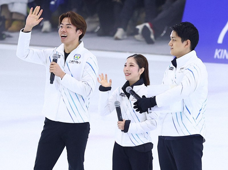 アイスショー「ブルーム・オン・アイス」で、プレゼント抽選会に三浦璃来さん、木原龍一さん組とともに参加する森口澄士（左）＝兵庫県尼崎市の尼崎スポーツの森で2026年5月1日、前田梨里子撮影
