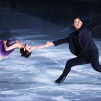 アイスショー「ブルーム・オン・アイス」で演技する三浦璃来さん、木原龍一さん組＝兵庫県尼崎市の尼崎スポーツの森で2026年5月1日、前田梨里子撮影