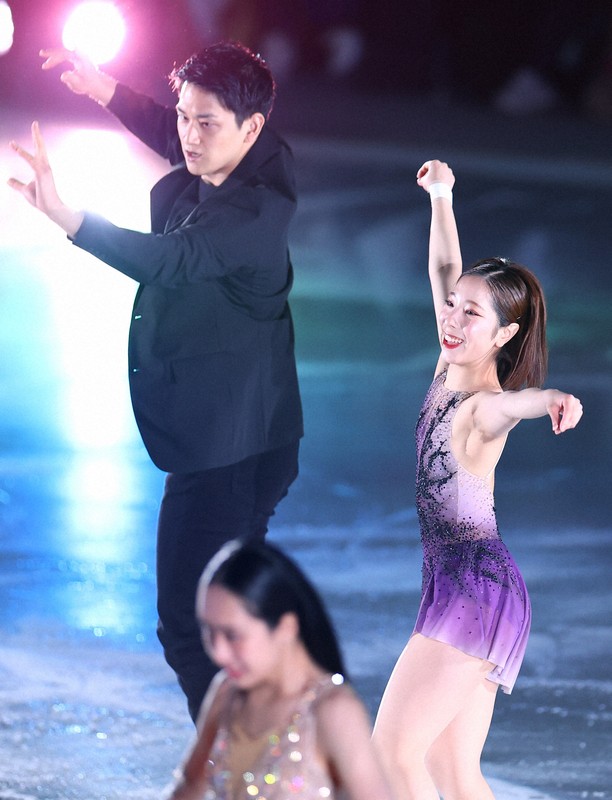 アイスショー「ブルーム・オン・アイス」で演技する三浦璃来さん、木原龍一さん組＝兵庫県尼崎市の尼崎スポーツの森で2026年5月1日、前田梨里子撮影