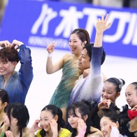 アイスショー「ブルーム・オン・アイス」が終わり、記念撮影に応じる三浦璃来さん、木原龍一さん組＝兵庫県尼崎市の尼崎スポーツの森で2026年5月1日、前田梨里子撮影