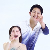 アイスショー「ブルーム・オン・アイス」のエンディングで、観客へ笑顔を向ける三浦璃来さん、木原龍一さん組＝兵庫県尼崎市の尼崎スポーツの森で2026年5月1日、前田梨里子撮影