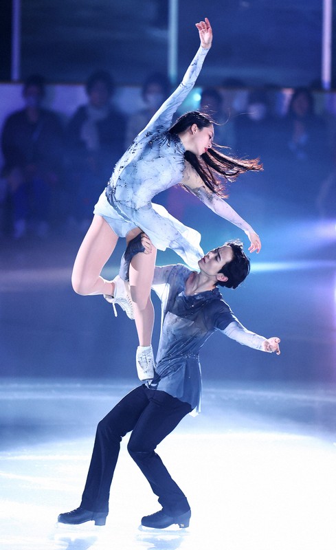 アイスショー「ブルーム・オン・アイス」で演技する櫛田育良、島田高志郎組＝兵庫県尼崎市の尼崎スポーツの森で2026年5月1日、前田梨里子撮影