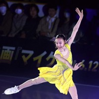 アイスショー「ブルーム・オン・アイス」で演技する岡万佑子＝兵庫県尼崎市の尼崎スポーツの森で2026年5月1日、前田梨里子撮影