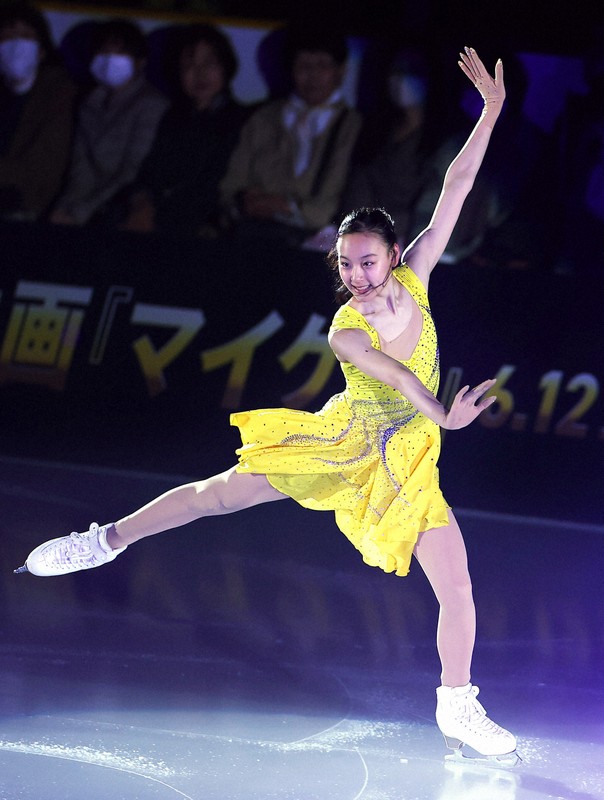 アイスショー「ブルーム・オン・アイス」で演技する岡万佑子＝兵庫県尼崎市の尼崎スポーツの森で2026年5月1日、前田梨里子撮影