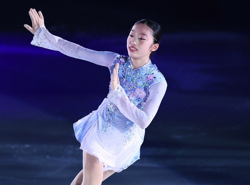 アイスショー「ブルーム・オン・アイス」で演技する岡田芽依＝兵庫県尼崎市の尼崎スポーツの森で2026年5月1日、前田梨里子撮影