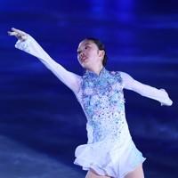 アイスショー「ブルーム・オン・アイス」で演技する岡田芽依＝兵庫県尼崎市の尼崎スポーツの森で2026年5月1日、前田梨里子撮影