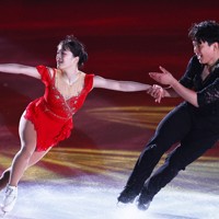 アイスショー「ブルーム・オン・アイス」で演技する籠谷歩未、本田ルーカス剛史組＝兵庫県尼崎市の尼崎スポーツの森で2026年5月1日、前田梨里子撮影