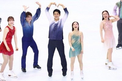 アイスショー「ブルーム・オン・アイス」を終え、笑顔を見せる三浦璃来さん（右から2人目）、木原龍一さん（中央）ら＝兵庫県尼崎市の尼崎スポーツの森で2026年5月1日、前田梨里子撮影