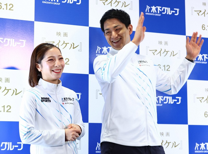 アイスショー「ブルーム・オン・アイス」を終え、取材に応じる三浦璃来さん、木原龍一さん組＝兵庫県尼崎市の尼崎スポーツの森で2026年5月1日、前田梨里子撮影
