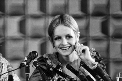 1967年10月、記者会見するツイッギー。“ミニの女王”と呼ばれ、東京、大阪など7都市でファッションショーを開いた