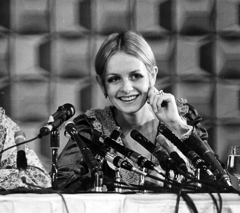 1967年10月、記者会見するツイッギー。“ミニの女王”と呼ばれ、東京、大阪など7都市でファッションショーを開いた