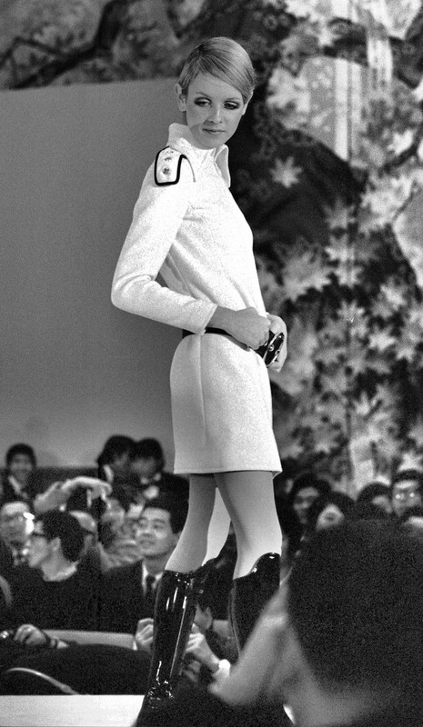 ツイッギーの大阪でのファッションショー＝大阪市北区のロイヤルホテルで1967年10月21日、真島誠一撮影