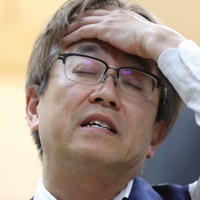 服部慎一郎七段に敗れて厳しい表情の羽生善治九段＝東京都渋谷区で2026年5月1日午後8時10分、中川祐一撮影