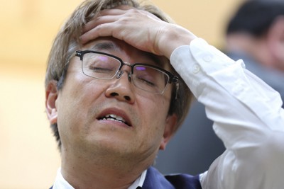 服部慎一郎七段に敗れて厳しい表情の羽生善治九段＝東京都渋谷区で2026年5月1日午後8時10分、中川祐一撮影