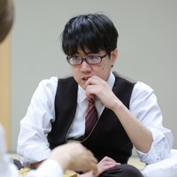 感想戦で対局を振り返る服部慎一郎七段（奥）。手前は羽生善治九段＝東京都渋谷区で2026年5月1日午後8時25分、中川祐一撮影