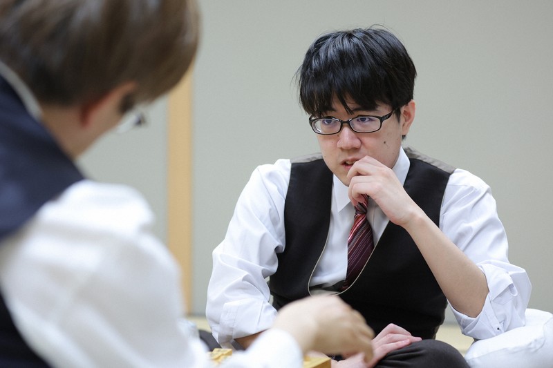 感想戦で対局を振り返る服部慎一郎七段（奥）。手前は羽生善治九段＝東京都渋谷区で2026年5月1日午後8時25分、中川祐一撮影
