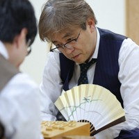 感想戦で対局を振り返る羽生善治九段（奥）。手前は服部慎一郎七段＝東京都渋谷区で2026年5月1日午後8時28分、中川祐一撮影