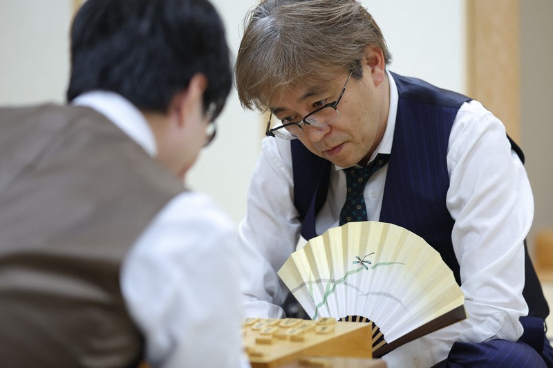 感想戦で対局を振り返る羽生善治九段（奥）。手前は服部慎一郎七段＝東京都渋谷区で2026年5月1日午後8時28分、中川祐一撮影