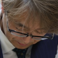 服部慎一郎七段に敗れて厳しい表情の羽生善治九段＝東京都渋谷区で2026年5月1日午後8時8分、中川祐一撮影