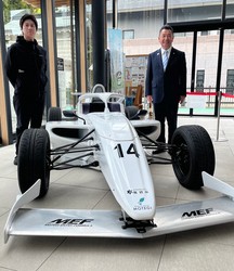 Kanuma Mayor Shoichi Matsui, right, and managing director Shota Ikeya of Ikeya Formula Co. introduce the formula car adopted as a return gift under the city's hometown tax donation program, at the city hall, April 23, 2026. (Mainichi/Manami Matsuzawa)