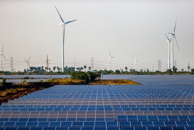 インド南部トゥティコリンにある太陽光発電所。風力発電施設も設置されている＝Bloomberg