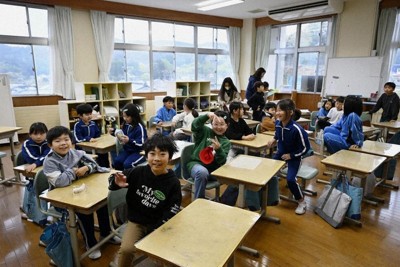 吉里吉里学園小学部に登校した児童＝岩手県大槌町で