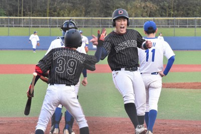 【オール日立ドリームズ－全神栖クラブ】オール日立八回表2死一塁、若原大の適時三塁打で一塁走者・大久保友（手前右）が還り、6点目＝茨城・常陸大宮市民球場で2026年5月1日、田内隆弘撮影