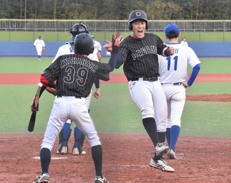 【オール日立ドリームズ－全神栖クラブ】オール日立八回表2死一塁、若原大の適時三塁打で一塁走者・大久保友（手前右）が還り、6点目＝茨城・常陸大宮市民球場で2026年5月1日、田内隆弘撮影