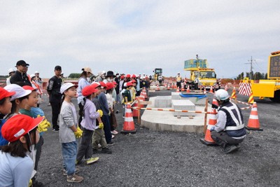 高速道路で働く車について説明を受ける児童たち＝下野市上古山で2026年4月28日午前10時0分、松沢真美撮影