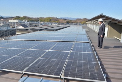 富岡市の市庁舎行政棟に設置された太陽光パネル＝富岡市で2026年3月19日午後3時17分、庄司哲也撮影