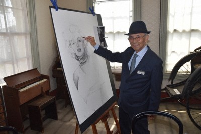 マリリン・モンローの肖像画を制作する谷安法さん＝桐生市相生町で2026年4月17日午前10時15分、遠山和彦撮影