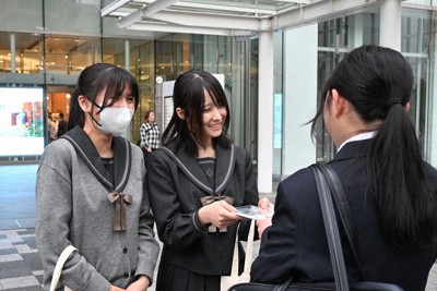 性犯罪被害防止の啓発活動でパンフレットを配る浦和麗明高校の生徒たち＝2026年4月30日、福田真緒撮影