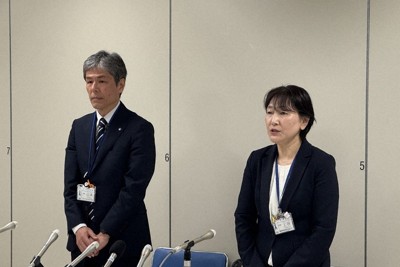 個人情報の紛失について謝罪する上所美樹子・福祉部長（右）と山本幹彦・こども未来部長＝新潟市中央区の市役所で2026年5月1日午前10時1分、福富智撮影