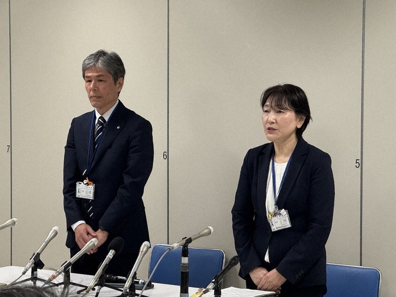 個人情報の紛失について謝罪する上所美樹子・福祉部長（右）と山本幹彦・こども未来部長＝新潟市中央区の市役所で2026年5月1日午前10時1分、福富智撮影