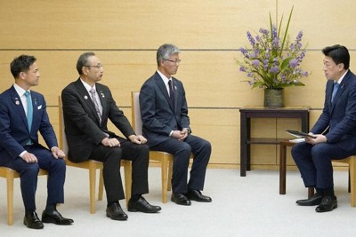 木原官房長官兼拉致問題相と面会する（左から）福井県小浜市の杉本和範市長、新潟県佐渡市の渡辺竜五市長、新潟県柏崎市の桜井雅浩市長＝首相官邸で2026年4月30日