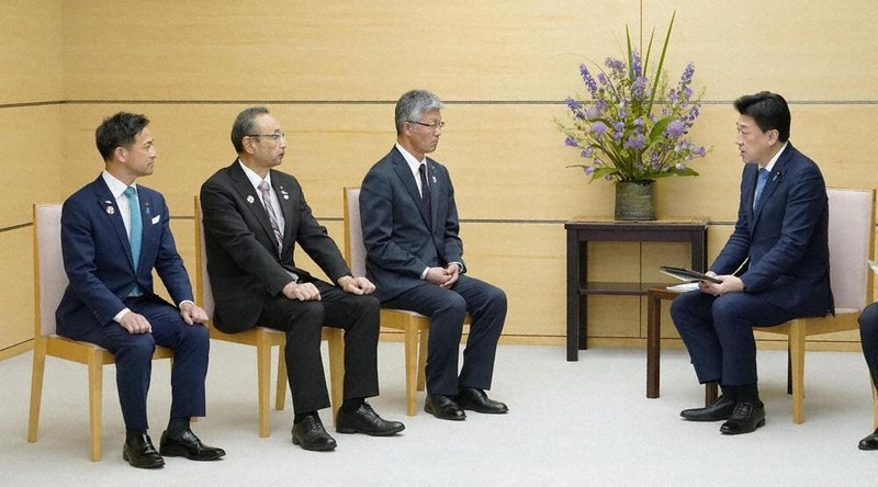 木原官房長官兼拉致問題相と面会する（左から）福井県小浜市の杉本和範市長、新潟県佐渡市の渡辺竜五市長、新潟県柏崎市の桜井雅浩市長＝首相官邸で2026年4月30日